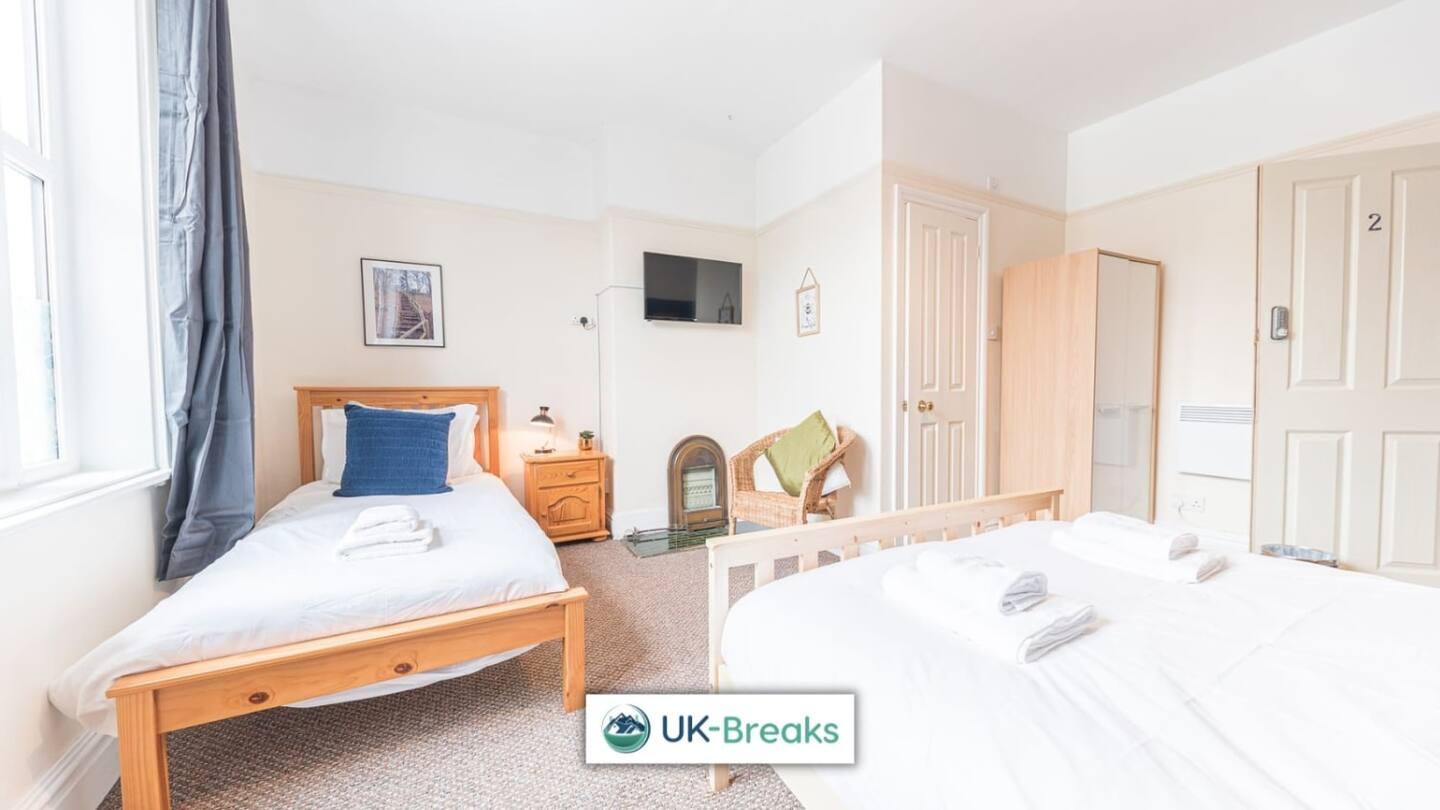 Large, Centrally Located, 5 Bedroom House Workington Exterior photo