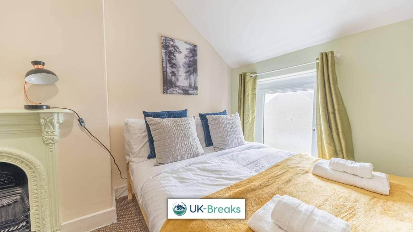 Large, Centrally Located, 5 Bedroom House Workington Exterior photo