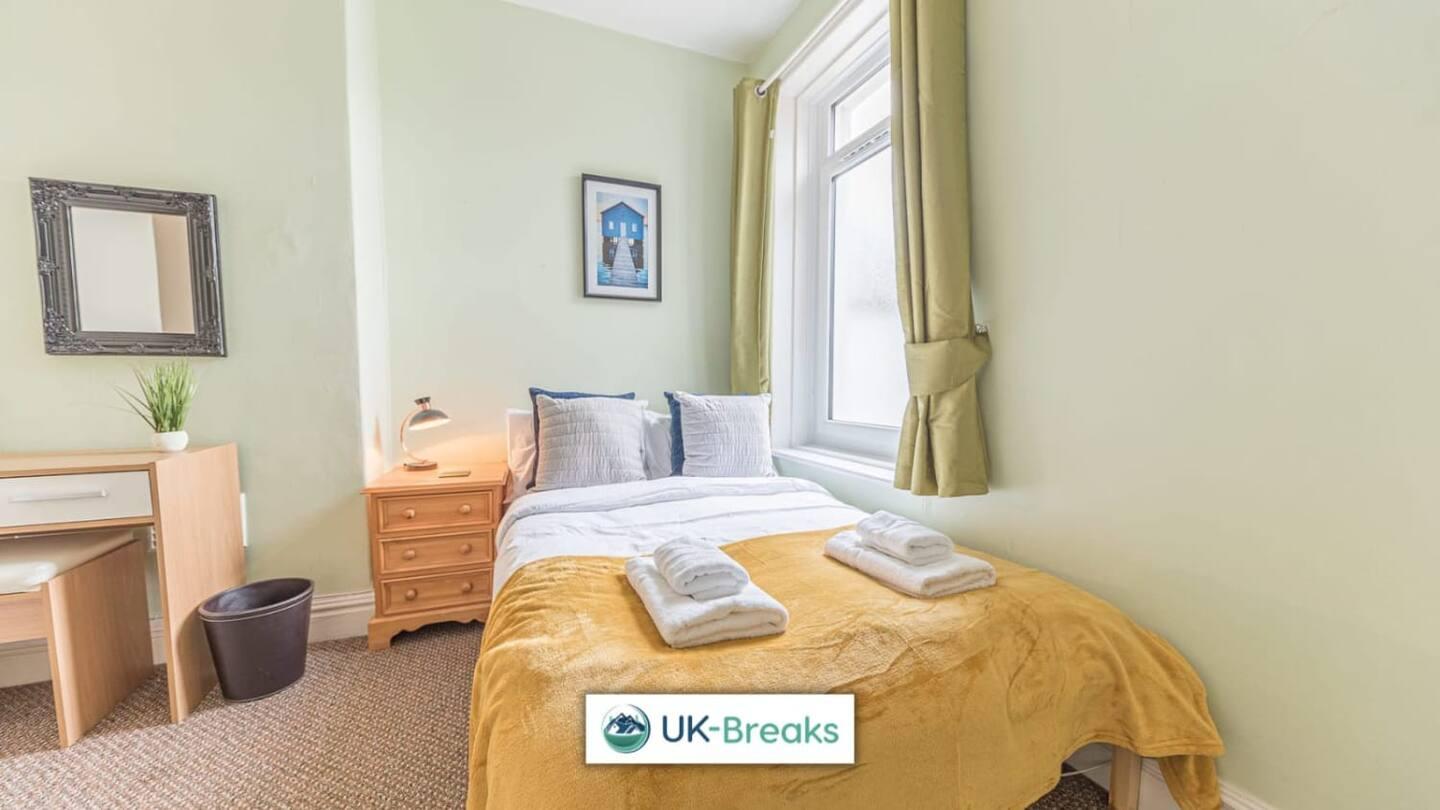 Large, Centrally Located, 5 Bedroom House Workington Exterior photo