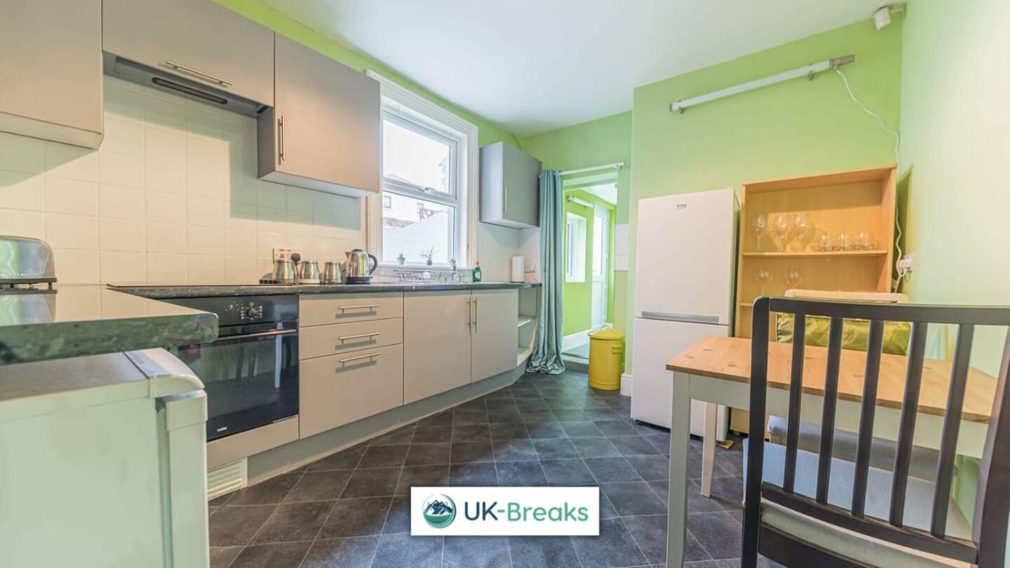 Large, Centrally Located, 5 Bedroom House Workington Exterior photo